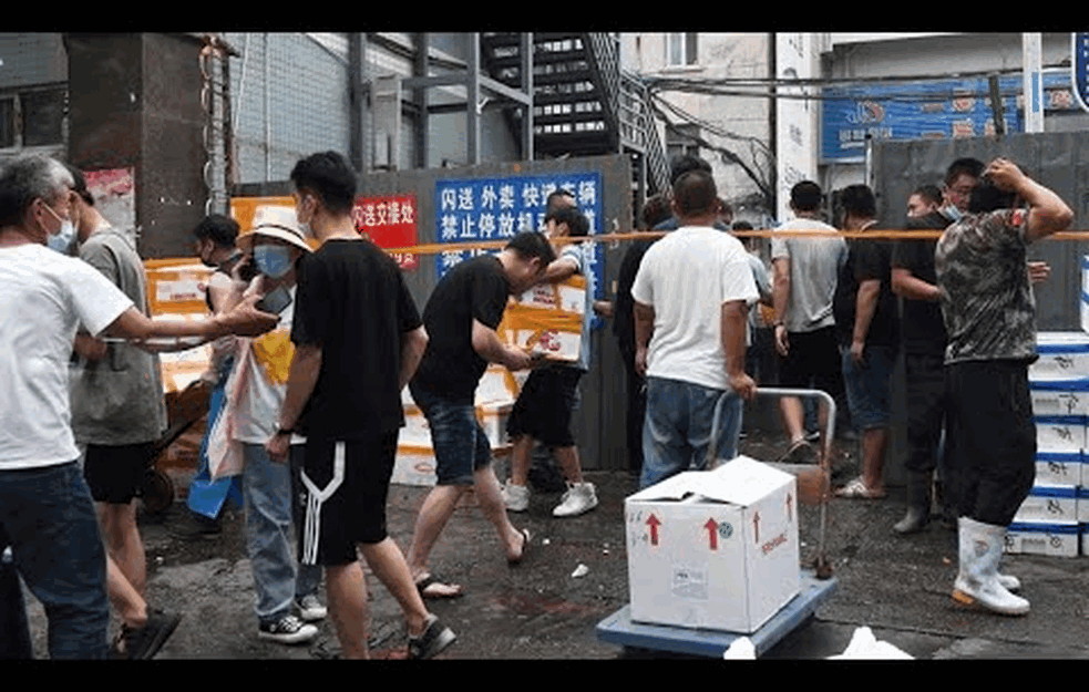 SVE VIŠE UBLAŽAVAJU MERE: U Pekingu ponovo otvorene prodavnice, u javni prevoz bez PCR testa
